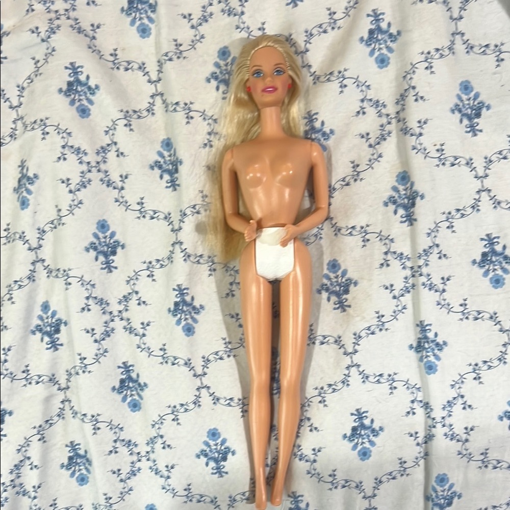Vintage 2000s Blonde Twist ‘n Turn Barbie | Classic Collectible